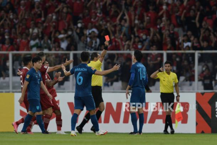 Wasit pertandingan Mohammed Khled S Al Hoish memberikan kartu merah kepada pemain Thailand Sanrawat Dechmitr (kedua kanan) saat pertandingan melawan Indonesia dalam laga Piala AFF 2022 di Stadion Gelora Bung Karno, Jakarta, Kamis (29/12/2022). Sejarah Kartu Merah dan Kuning dalam Sepak Bola, Ternyata Terinspirasi dari Hal Ini. Foto: Republika/Edwin Dwi Putranto