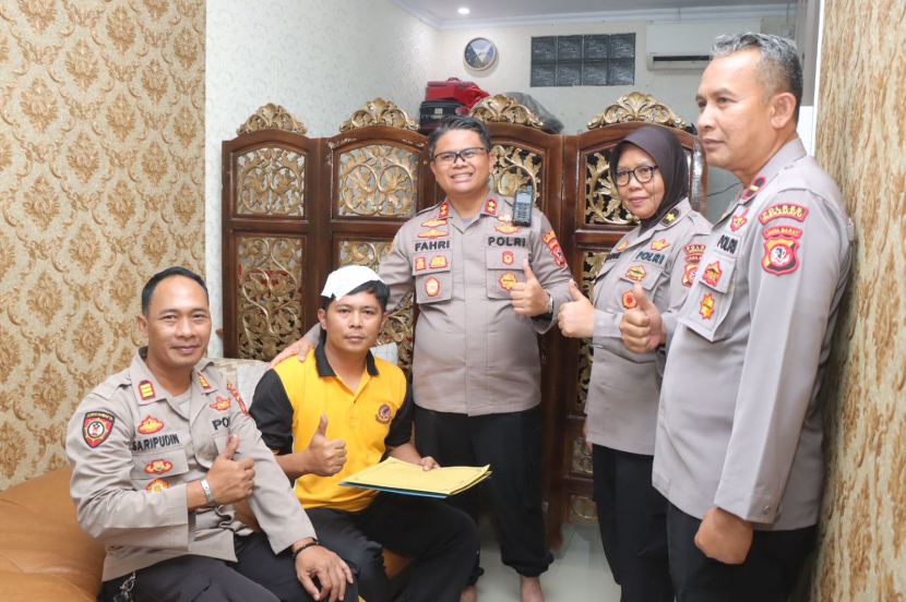 Kapolres Indramayu, AKBP M Fahri Siregar (tengah) saat menjenguk Bripka Sugiyono. (Dok Humas Polres Indramayu)