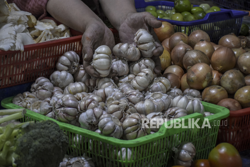 Stok Menipis, Harga Bawang Putih di Bali Meroket