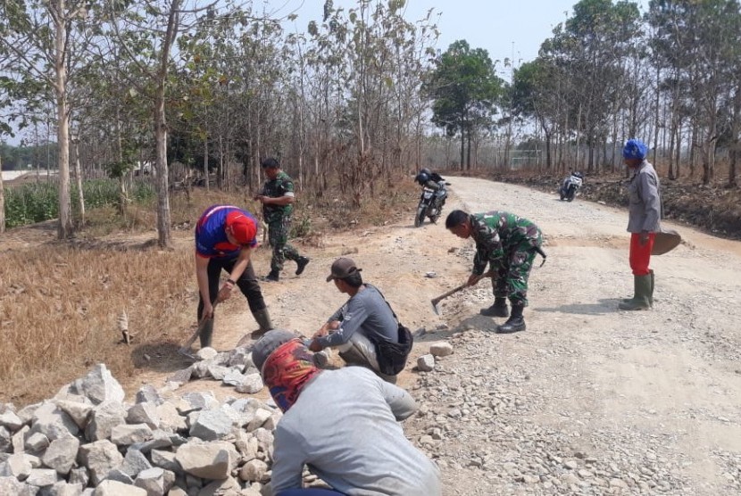 TMMD 2023 Bantu Pembangunan Sarana Jalan Desa di Sleman