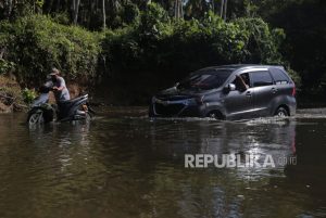 Tidak Ada Jembatan, Selama 20 Tahun Warga Terpaksa Harus Menyeberangi Sungai