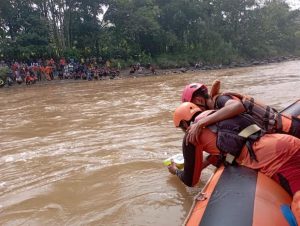 Tim Gabungan Evakuasi Satu Bocah Tenggelam di Sungai Cimandiri Sukabumi