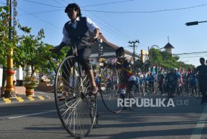 Uniknya Karnaval Sepeda Onthel Tua di Madiun