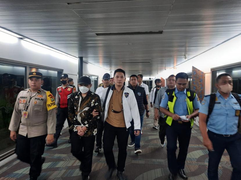 Video Detik-Detik Saat Andi Pangerang Hasanuddin Tiba di Jakarta dengan Dikawal Polisi