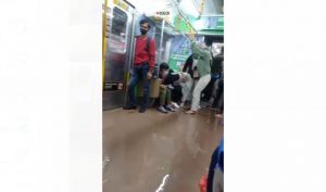 Viral Genangan di KRL, KAI: Air Hujan Masuk Melalui Pintu Kereta