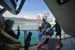 Warga Menaiki Kapal Perang KRI Banda Aceh