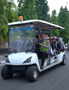 Beri Pelayanan Prima pada Calhaj Lansia, Polisi Jemput Pakai Mobil Golf