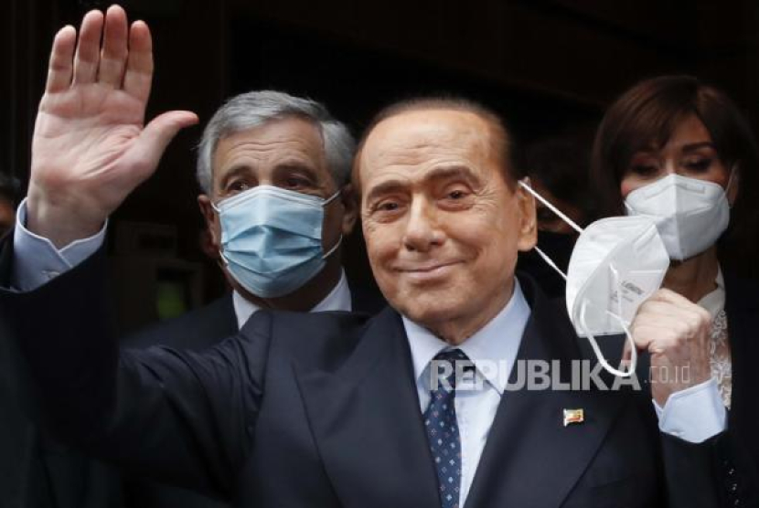  Mantan perdana menteri Italia Silvio Berlusconi melambai kepada wartawan di Roma, 9 Februari 2021. Foto: AP/Alessandra Tarantino