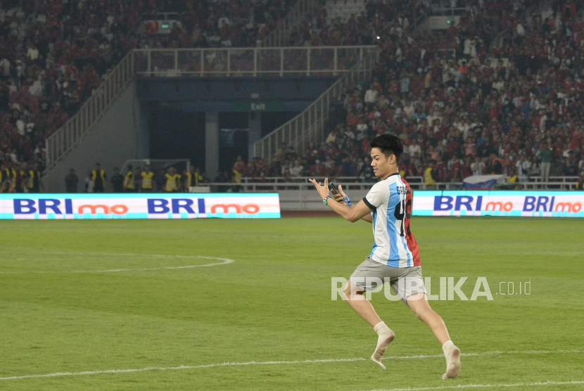 Pria Ini Nekat Masuk Lapangan Usai Laga Timnas Indonesia Vs Argentina