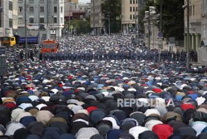 Suasana Umat Islam Rusia Melaksanakan Sholat Idul Adha di Moskow