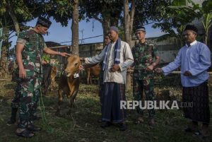 Korem 061 Suryakencana Bagikan Daging Kurban di Wilayah Gempa Cianjur