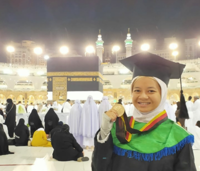 Putri Ramadhanti, Mahasiswi UPI Bertoga di Pelataran Ka’bah, Dikira Berhaji Bersama Suami