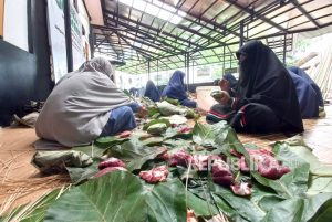 Daging Kurban Dibungkus dengan Bungkus Daun Jati