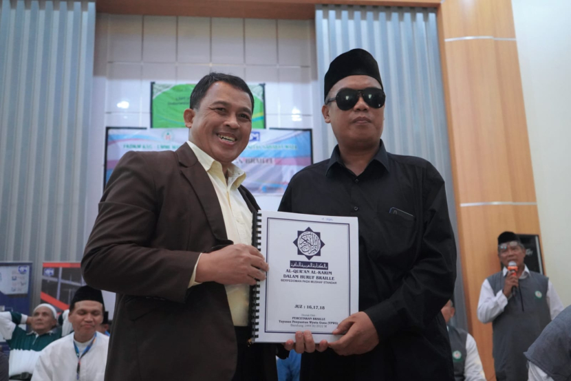 Wakil Wali Kota Cilegon Sanuji Pentamarta bersama seorang peserta traning baca Alquran Braille di Gedung MBAT Krakatau Steel, Ahad (11/6/2023). 25 Difabel Netra di Cilegon Ikut Pelatihan Baca Alquran Braille. Foto: Diskomiinfo Kota Cilegon 