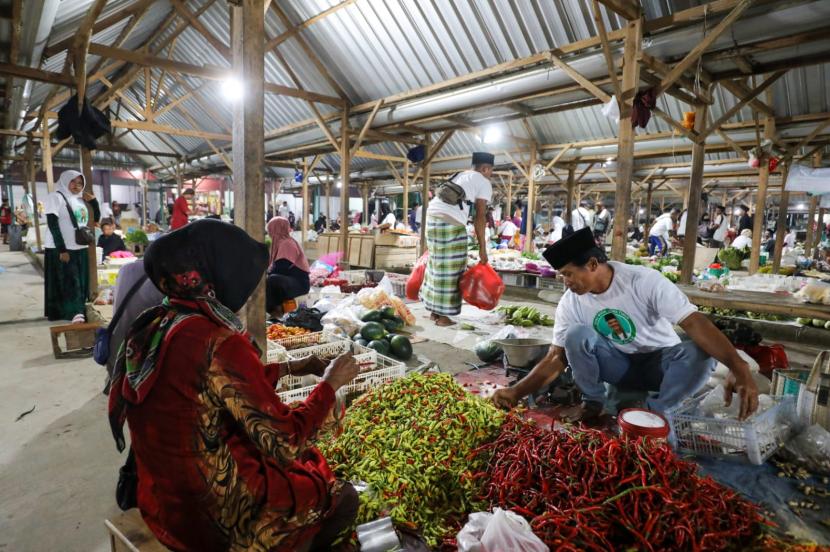 Bantu Lariskan Dagangan Pedagang Sayur, Kelompok Kiyai Muda Jatim ‘Grebek Pasar’