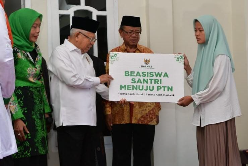 Baznas dan Wapres Maruf Amin Serahkan Bantuan Beasiswa Santri Menuju PTN