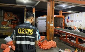 Bea Cukai Juanda Gagalkan Peredaran Rokok Ilegal Melalui Pengawasan di Kantor Pos