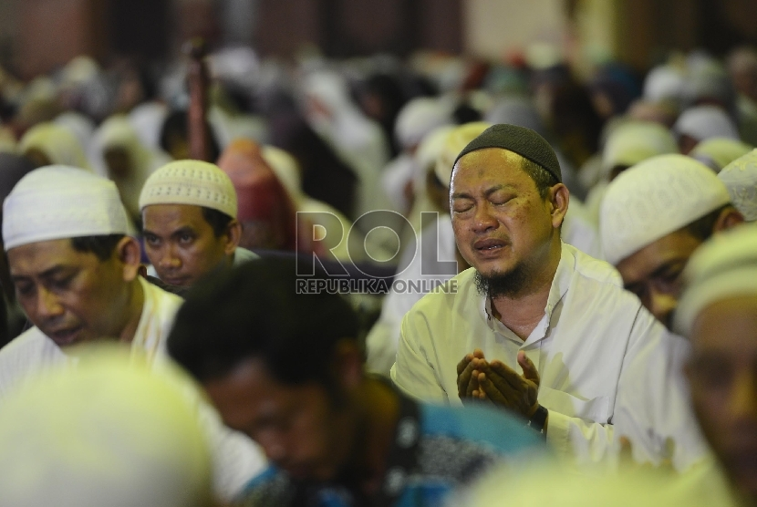 Ilustrasi berdoa. Warga Muhammadiyah tidak memakai doa qunut ketika Sholat Subuh. Foto: Republika