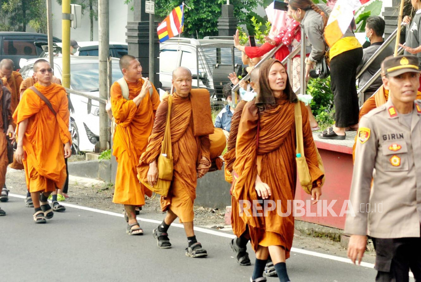 Biksu Thudong Tiba di Candi Borobudur, TWC Batasi Aktivitas