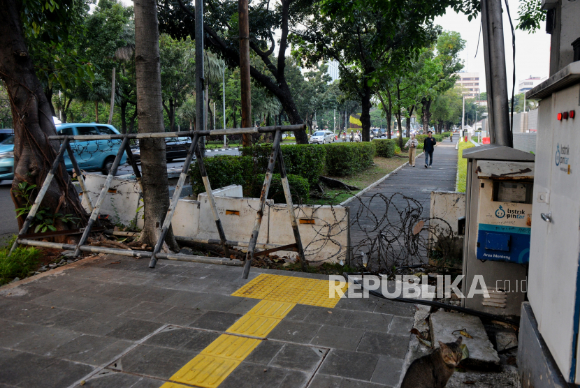 Blokade Trotoar Depan Kedubes AS Dibongkar, Pejalan Kaki Kini Dapatkan Haknya