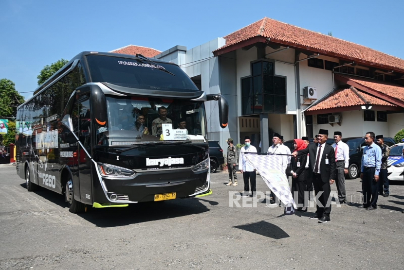 Bupati Kebumen Lepas 1290 Jamaah Haji