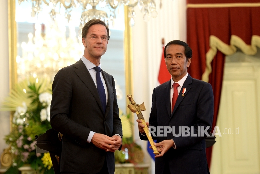 Perdana Menteri Belanda Mark Rutte bersama Presiden Indonesia Jokowi pada Oktober 2019. Pada Rabu (14/6/2023), mewakili pemerintah Belanda, Rutte menyatakan pengakuan hari kemerdekaan Indonesia 17 AGustus 1945. Pada hari itu Rutte hadir di debat Kemerdekaan, Dekolonisasi, Kekerasan, dan Pefang di Indonesis 1945-1950. Debat menyisakan polemik mengenai istilah kekerasan ekstrem yang dipakai peneliti dan pemerintah Belanda virsus kejatahan perang untuk menyebut tindak kekarasan yang dulakukan militer Belanda pada 1945-1950 (foto: wihdan hidayat/republika).