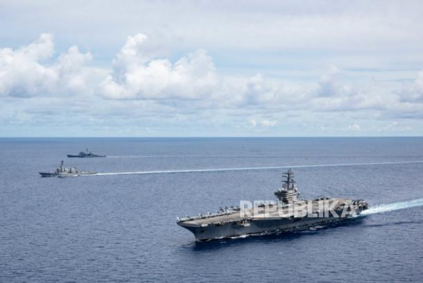 Kapal induk USS Ronald Reagan (CVN 76) (R), kapal perusak rudal berpemandu kelas Arleigh Burke USS Mustin (DDG 89) (L) dan kapal penjelajah rudal berpemandu USS Antietam (CG 54) (2-L) berlayar di formasi selama latihan di Laut Cina Selatan, 6 Juli 2020. Sumber: EPA-EFE/MC3 Jason Tarleton. file (Republika.co.id)