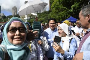 Erick Tohir Diajak Swafoto Ibu-ibu usai Shalat Idul Adha di Hong Kong