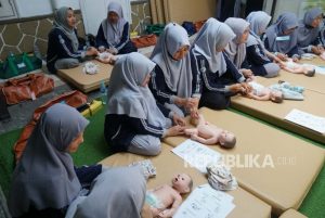 FK Unisba Beri Pelatihan Kesehatan Mental dan Terapi Pijat Anak