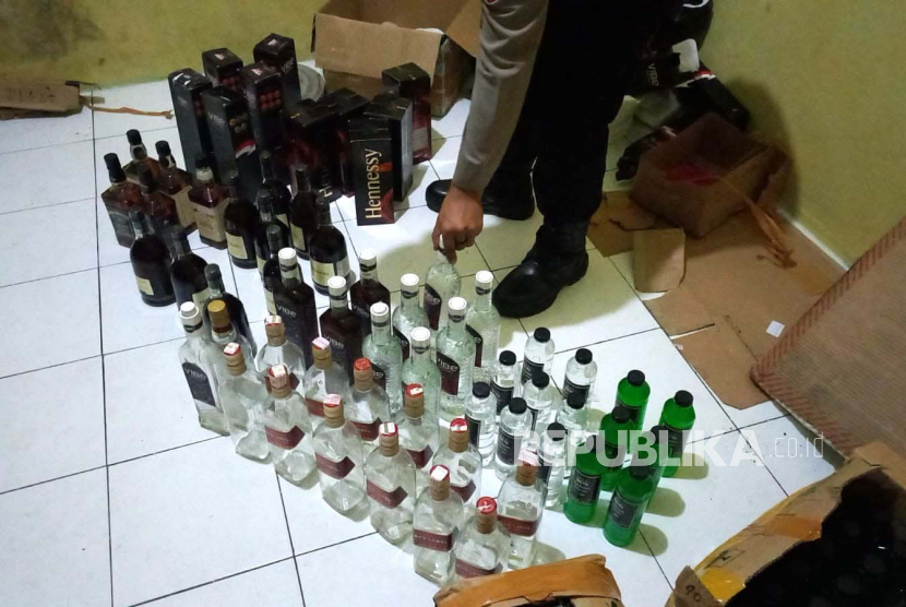 Gerebek Rumah Kontrakan Polisi Temukan Pabrik Miras