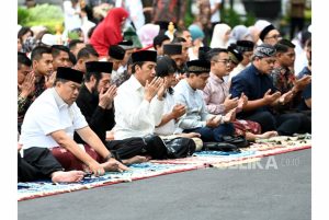 Jokowi dan Iriana Bersama Ketua MK Sholat Id di Istana Kepresidenan Yogyakarta