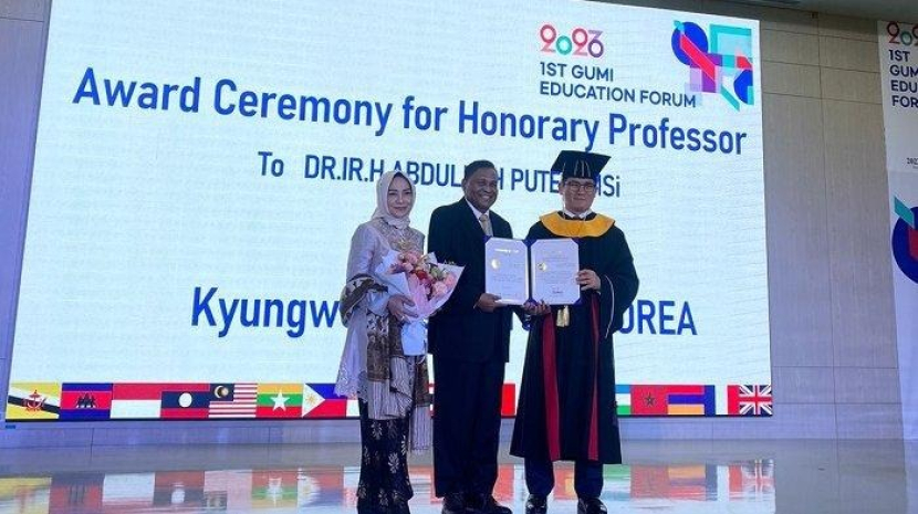 Dr Ir Abdullah Puteh menerima Gelar Professor Honoris Causa (Profesor Kehormatan) langsung di Kyungwoon University, Korea Selatan. Dok Pribadi