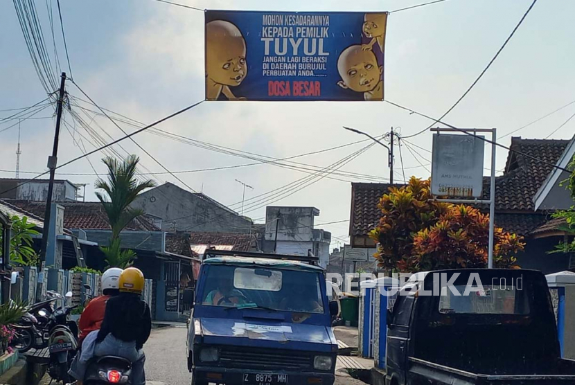 Kesal Sering Kehilangan Uang, Warga Burujul Pasang Spanduk Agar Pemilik Tuyul Sadar