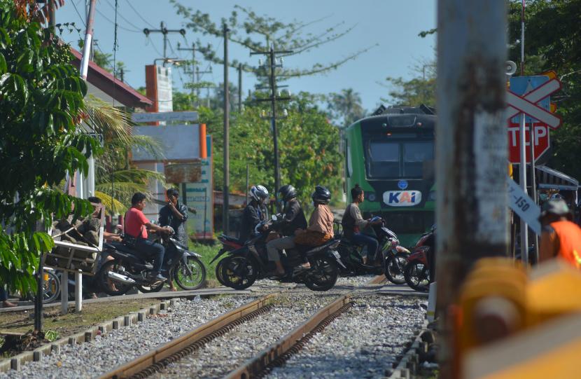 Lewati Perlintasan KA, Jangan Lupa Berteman: Berhenti dan Tengok Kiri-Kanan