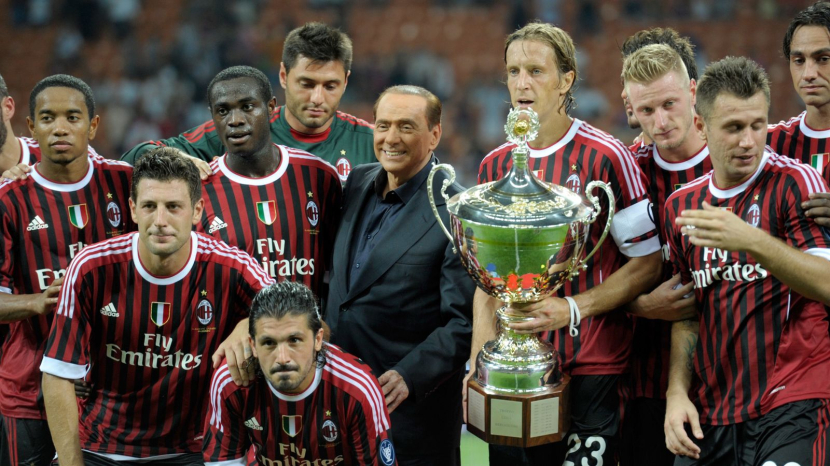 Silvio Berlusconi bersama pemain AC Milan. Mantan PM Italia dan Presiden AC Milan Silvio Berlusconi Meninggal Dunia. Foto: Sky Sports