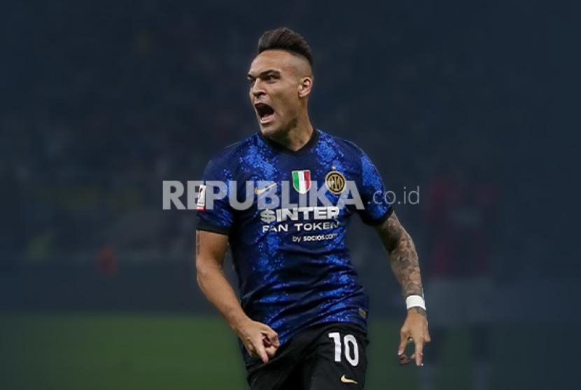 Penyerang Inter Milan, Lautaro Martinez saat melakukan selebrasi setelah mencetak gol.