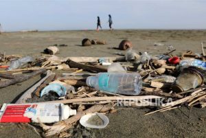 Pelindo Kumpulkan 1,7 Ton Sampah saat Aksi Bersih Pantai Semarang