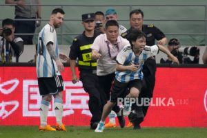 Penggemar Berat Messi di Beijing Disel, Dilarang Nonton Bola Setahun