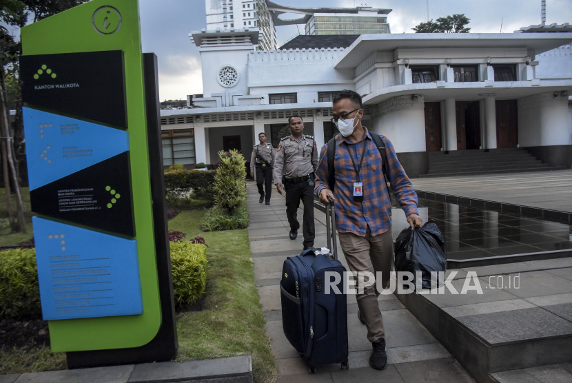 Penyidik KPK Bawa Dua Koper Usai Geledah Kembali Balai Kota Bandung