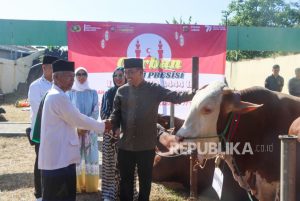 Polresta Cirebon Salurkan Puluhan Ekor Hewan Kurban ke Pesantren