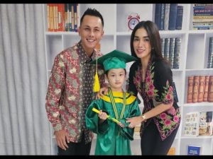 Potret Manis Artis Hadiri Wisuda Anak, Ada yang 3 Anaknya Wisuda Sekaligus