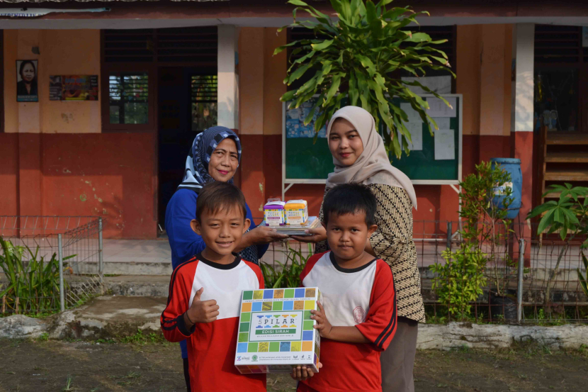 Doc. KMTS : Potret Pembagian Buku dan Board Games 5 Pilar kepada SDN Caringin 02 dari KMTS & Republika Penerbit