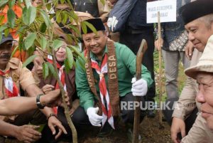 Seribu Pohon Ditanam untuk Rehabilitasi Lahan di Kampung Pramuka Kubungsari Tasikmalaya