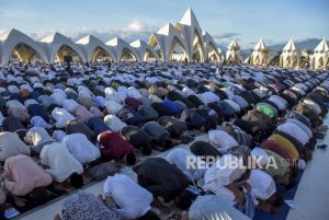 Sholat Perdana Idul Adha di Masjid Raya Al Jabbar Diikuti Puluhan Ribu Jamaah