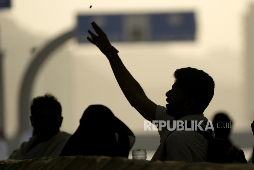 Suasan Ritual Melempar Jumrah di Jamarat