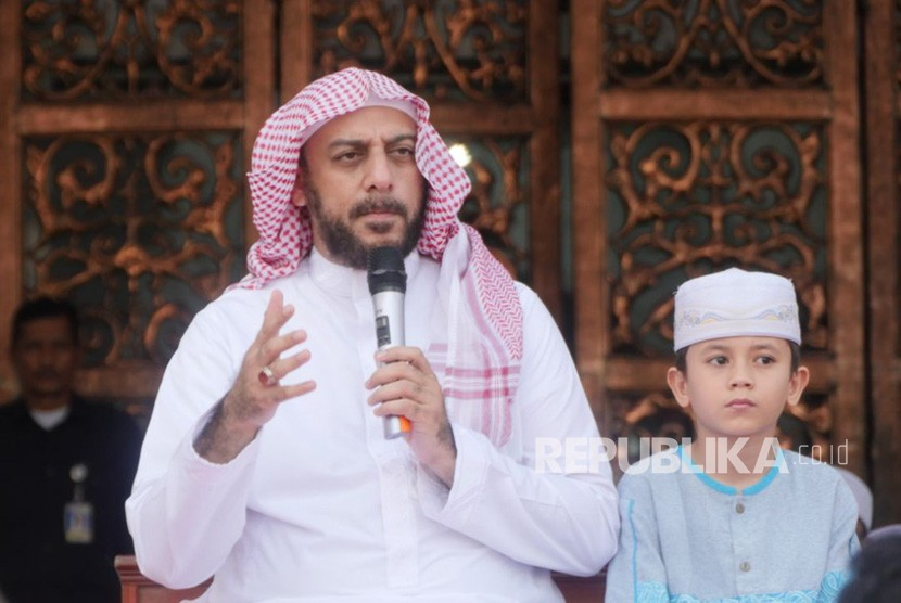 Syekh Ali Jaber. Subuh disebut Syekh Ali Jaber sebagai waktu yang istimewa untuk bersedekah. Foto: Republika