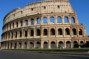 Ukir Nama di Dinding Colosseum, Pria Ini Diburu Pemerintah Italia