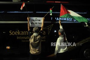 Wali Kota Surabaya Minta Suporter Bentangkan Bendera Palestina Saat Laga di GBT