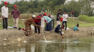 Warga Bojonegoro Kompak Tebar Bibit Ikan dan Tanam Pohon Bersama Ganjar Milenial