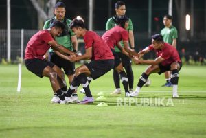 Warga Surabaya Antusias Saksikan Latihan Timnas di Lapangan Thor